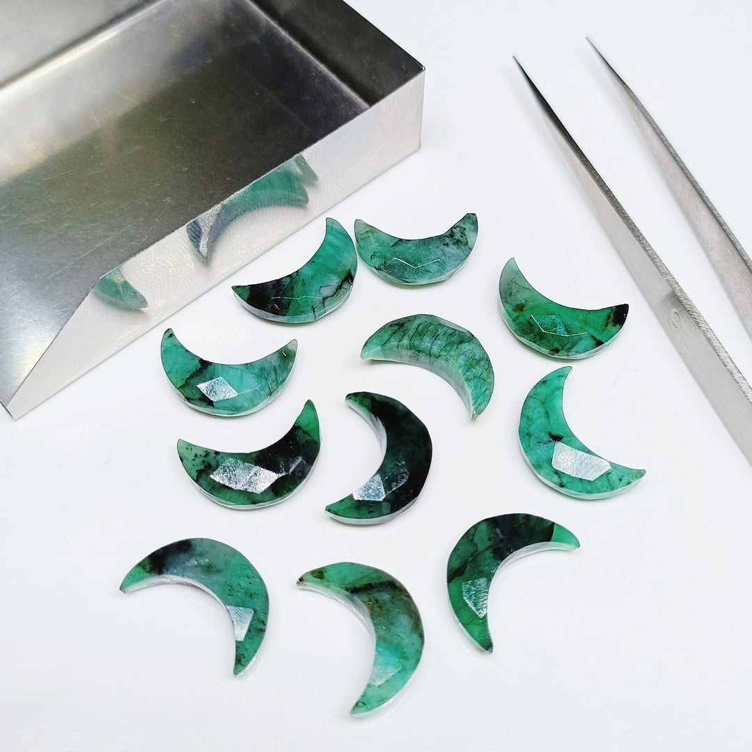 5,6,7,8,9,10 pcs Natural Emerald Hand Carved Moon Shape Briolettes,  Faceted Carved Moon Shape Gemstone For Jewellery, Moon Briolettes 17 mm